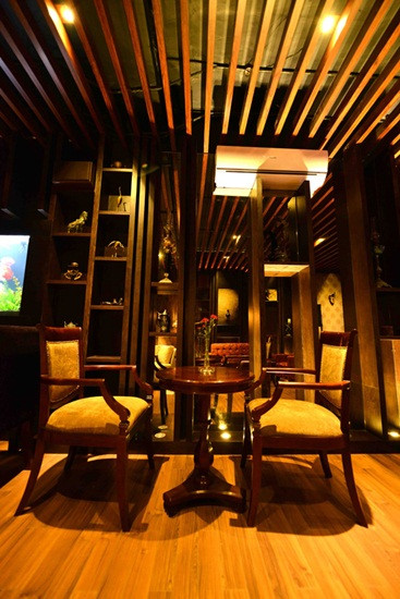 Nổi bật trong tòa nhà này là khu vực bố trí quán cafe rất sang trọng và ấm cúng với không gian trầm màu của gỗ và cách bố trí của các vị trí đèn.