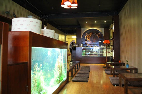 Không gian trà đạo cũng là một nét riêng đặc biệt khi nhắc đến trong tòa nhà riêng của Mỹ Tâm. Sự kỳ công của không gian tưởng chừng như khá giản đơn chỉ gồm những chiếc bàn và thảm ngồi nằm ở dàn đèn được bố trí ở những vị trí đòi hỏi sự tỉ mỉ và rất kỳ công của người làm.