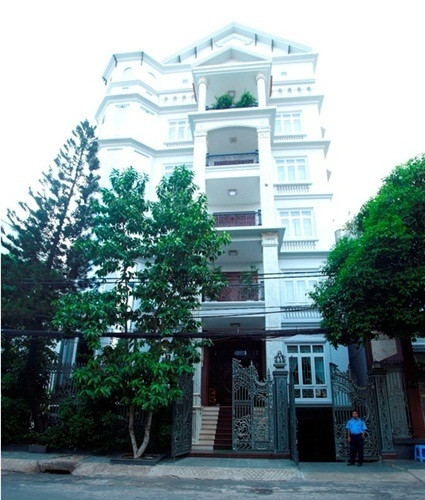 Căn nhà của ca sỹ Trang Nhung có diện tích khoảng 500m2 được vợ chồng cô mời kiến trúc sư riêng thiết kế và trang trí toàn bộ nội thất. Mỗi phòng được thiết kế và tô màu phù hợp cung mệnh và phong thủy của từng thành viên trong gia đình.