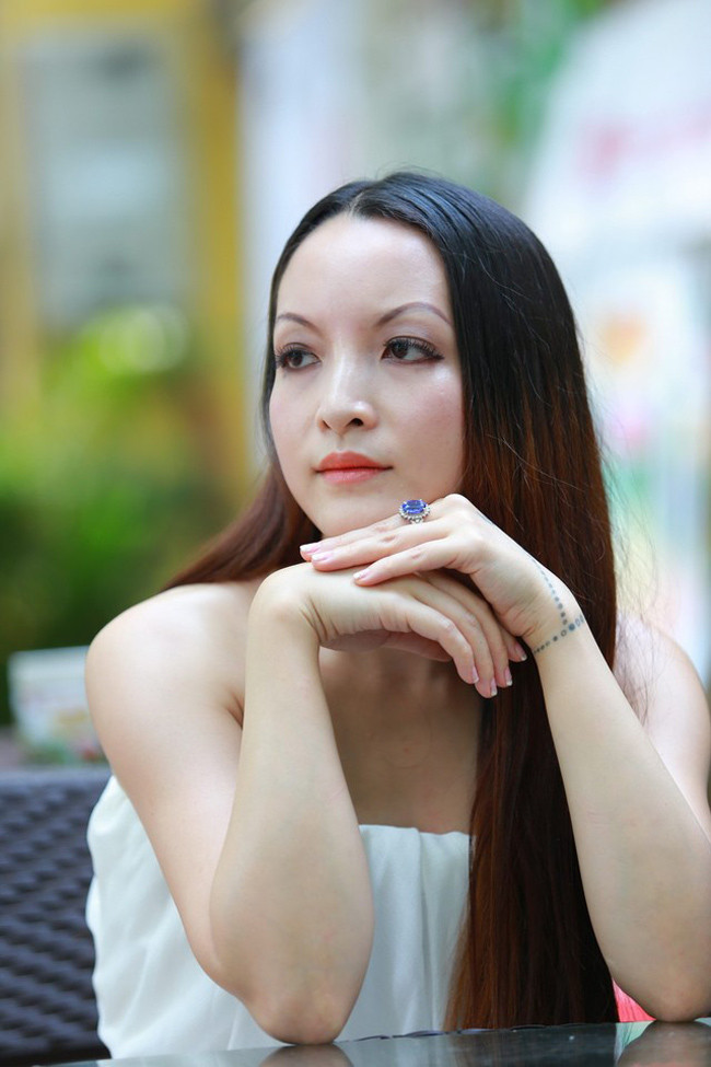 Cô rời màn ảnh Việt để sang Mỹ lập nghiệp sau những sóng gió trong cuộc tình với Thuyết "buôn vua". Mới đây, người đẹp bất ngờ trở về Việt Nam làm phim và lập tức trở thành tâm điểm thu hút sự chú ý.