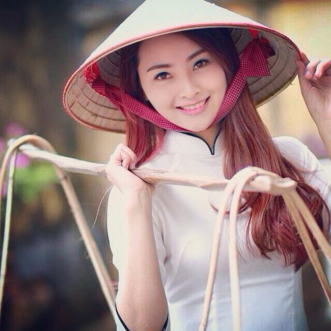 9X đẹp dịu dàng trong tà áo dài trắng.