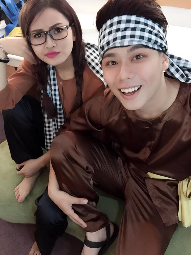Và bên bạn diễn Trần Anh Huy.