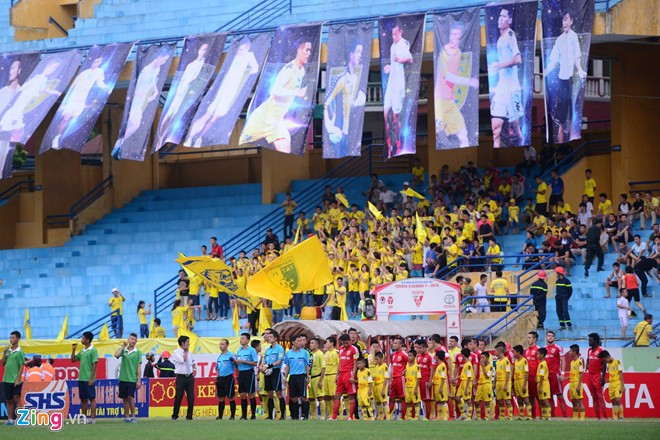 Bên cạnh những hình ảnh chưa đẹp, trên khán đài V.League vòng 21 có vài điểm sáng. CĐV và lãnh đạo CLB Hà Nội T&T đã in ảnh các cầu thủ treo trên khán đài sân Hàng Đẫy nhằm cổ vũ đội nhà trong trận hòa 2-2 trước đương kim vô địch Bình Dương. Ảnh: Anh Tuấn.