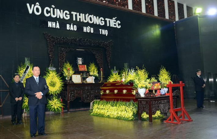 Sáng nay, lễ viếng Nhà báo Hữu Thọ chính thức bắt đầu từ 7h. Ngay từ sáng sớm, Lãnh đạo Đảng và Nhà nước đã đến viếng và tiễn đưa ông .