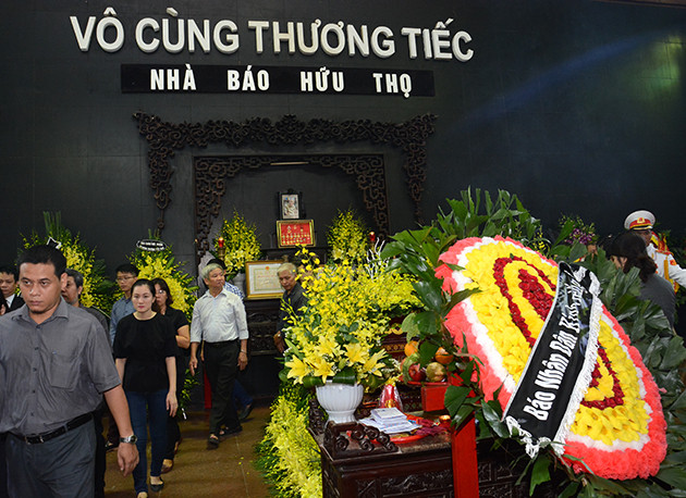 Tiếp sau đó là các đoàn khối các Bộ, Ban, Ngành cùng thân bằng cố hữu đến viếng, tiễn đưa Nhà báo Hữu Thọ.