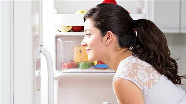 1. Khởi động cùng tủ lạnh: Bạn đã biết tận dụng hết công năng của tủ lạnh chưa? Ngoài chức năng ai-cũng-biết, vật dụng này còn có tác dụng thức tỉnh cơ thể bạn mỗi sáng. Việc nên làm mỗi sáng này là chỉ cần mở cánh cửa và đón làn hơi sương mát mẻ tỏa ra từ tủ lạnh, không những mọi cái ngáp ngủ uể oải trước đó sẽ biến mất, mà tuyệt vời hơn, vết bọng mắt sưng húp hay quầng thâm cũng sẽ giảm đi đáng kể.