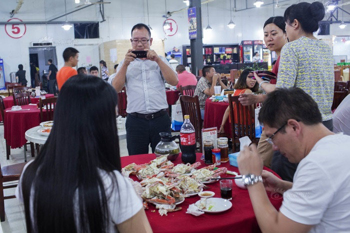 Chi phí dịch vụ này là 10 nhân dân tệ cho 20 con ghẹ và 5 nhân dân tệ mỗi lần đưa tận miệng.