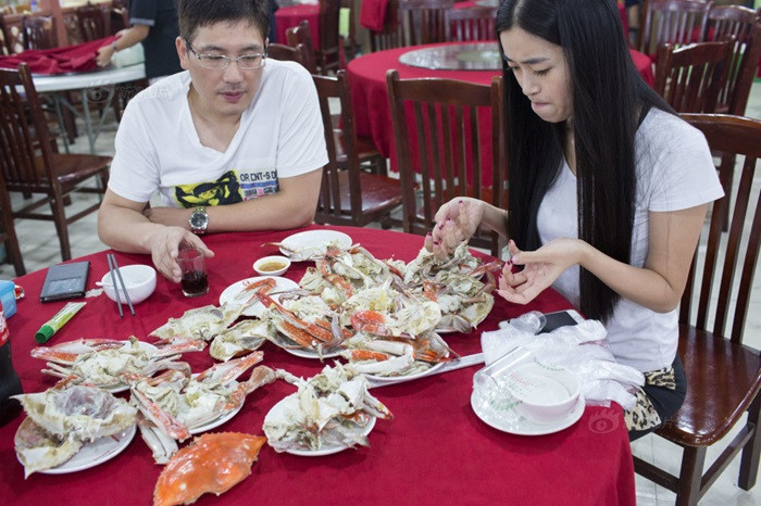 Người đàn ông này đã chi ra 260 nhân dân tệ để cô gái phục vụ bóc ghẹ đưa tận miệng.
