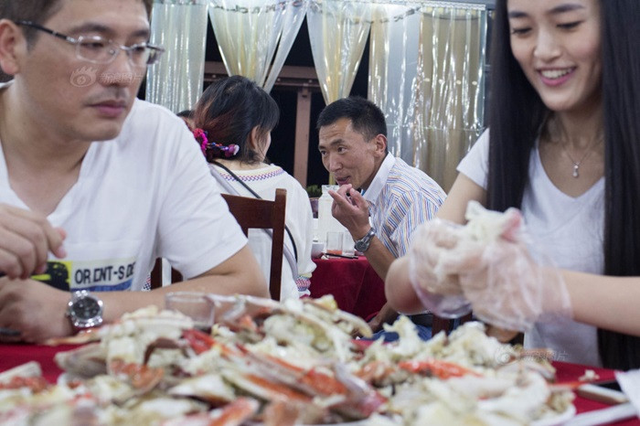 Cô gái này vốn là một tiếp viên hàng không này đã giải nghệ. Cô có khả năng lột cua, ghẹ giỏi nên đã cung cấp dịch vụ này
