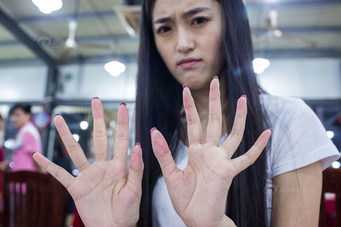 Cô gái cung cấp dịch vụ bóc ghẹ tận bàn khoe đôi tay sau khi kết thúc công việc.
