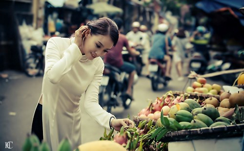 Cùng theo chân áo dài xinh đẹp dạo quanh phố phường Hà Nội.