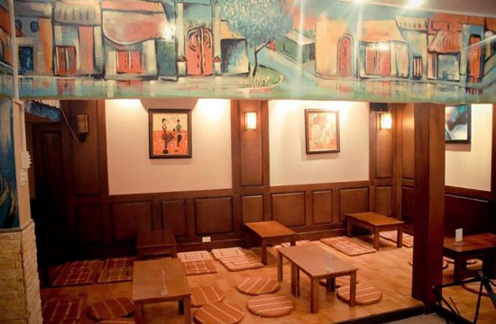 Trong không gian ấm áp và dễ chịu ấy, thoảng hoặc một tiếng rao vọng từ xa, tiếng dậm ga xe máy, tiếng cười nói xôn xao... cũng khiến người con xa quê đăm đăm nỗi nhớ.