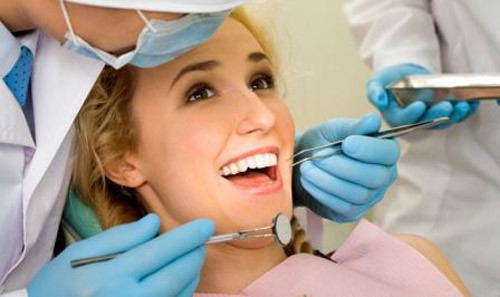 Nếu tiến hành nhổ răng sẽ đau đớn gấp nhiều lần so với bình thường, vết thương sẽ bị viêm, chảy máu nhiều, thậm chí không cầm được máu.