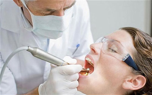 Nếu do còn sót u hạt thì nạo huyệt ổ răng lấy hết u hạt, rửa sạch ổ răng và cho cắn gạc theo dõi. Nếu nhổ răng cho những bệnh nhân bị bệnh máu thì cần rửa sạch ổ răng, cầm máu bằng miếng gelaspen, nhét gạc tẩm iodofoc và cố định hàm. Sau đó kết hợp với chuyên khoa huyết học, xác định các yếu tố đông máu và điều trị theo chẩn đoán.