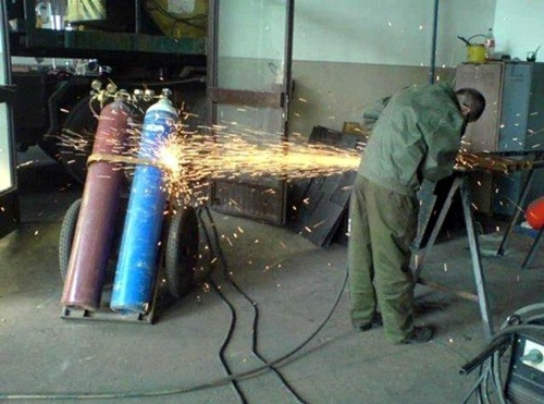 Chỉ một sơ suất nhỏ thôi, người đàn ông này sẽ thành ngọn đuốc sống cùng cả phân xưởng cơ khí.