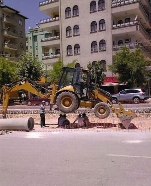 Chỉ vì một bóng râm, những người đàn ông này bất chấp sự nguy hiểm, để tử thần lơ lửng treo trên đầu.