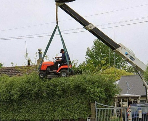 Sử dụng một chiếc cần cẩu để giúp mình xén cỏ một cách nhẹ nhàng nhưng người đàn ông này đã bỏ qua trường hợp rủi ro khi có sự cố.