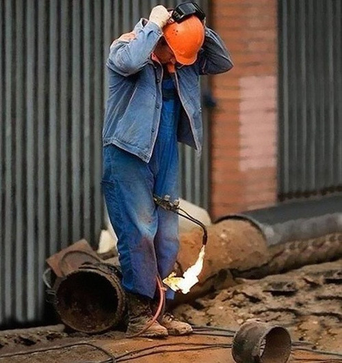 Những lưu ý, cấm kỵ trong an toàn lao động có lẽ người đàn ông này đã quên sạch sẽ.