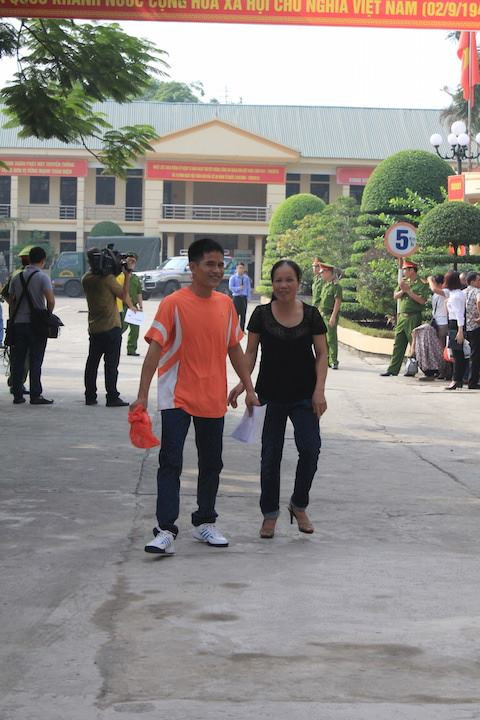 Hai mẹ con ngày trở về.