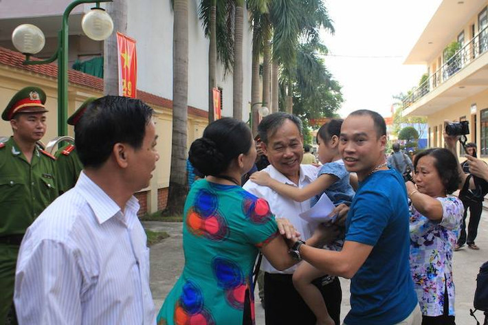 Niềm hạnh phúc vỡ òa khi gặp lại người thân, gia đình.