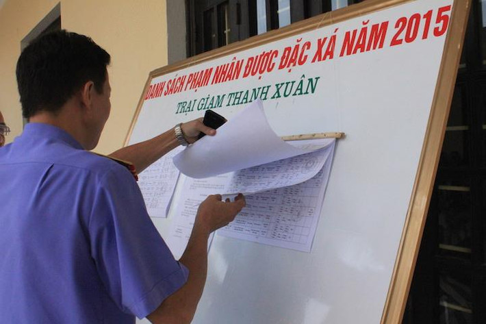 Phó Thủ tướng cũng yêu cầu chính quyền địa phương, các cấp các ngành phải đặc biệt quan tâm,giúp đỡ cho những người đặc xá, tạo điều kiện cho họ về công ăn việc làm để nhanh chóng tái hòa nhập cộng động. Ảnh chụp danh sách những phạm nhân được đặc xá trở về được niêm yết trên bảng tin của Trại.