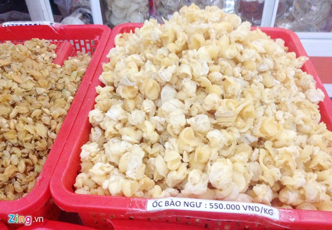 Ngoài 2 loại đắt đỏ trên, các cửa hàng hải sản ở Phú Quốc bán rất nhiều loại bào ngư "bình dân", với giá trên nửa triệu đồng mỗi kg. Loại này dùng để chế biến những món ăn trong bữa cơm hàng ngày như một loại hải sản thông thường.