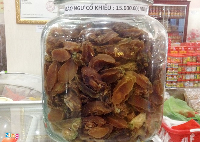 Nhân viên một doanh nghiệp hải sản cho biết, hải sản bào ngư 11 triệu đồng/kg là loại có 9 lỗ, còn bào ngư cổ khiếu có giá đến 15 triệu đồng/kg. Đây được cho là loại cao cấp và bổ dưỡng hơn.