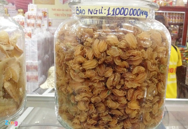 Bào ngư là một trong những đặc sản Phú Quốc quý hiếm. Lúc nhỏ, bào ngư bám gần bờ và càng lớn càng di chuyển ra xa ngoài biển sâu, có nhiều đá ngầm. Để bắt được loài hải sản này, ngư dân phải lặn sâu xuống biển, tách bào ngư ra khỏi đá ngầm. Sau khi chế biến, phơi khô, giá loại này tại đảo ngọc là 11 triệu đồng/kg.