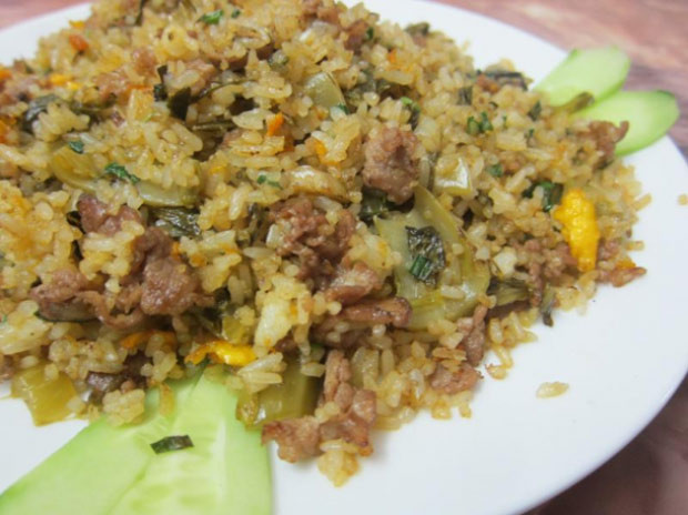 Ăn một miếng cơm kèm thịt và dưa, rưới lên đĩa cơm thứ nước chấm pha tương ớt chua chua, cay cay thật không gì tuyệt bằng.