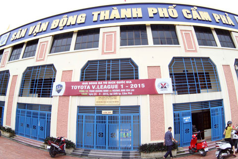 Những ngày qua, thời tiết ở Cẩm Phả liên tục có mưa lớn và xung quanh sân Cẩm Phả bị ngập nghiêm trọng.