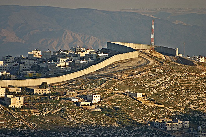 Về phần người Palestine, bức tường này khiến họ gặp nhiều phiền toái. Để đi lại trong khu vực và ra ngoài, họ cần hộ chiếu và giấy phép.