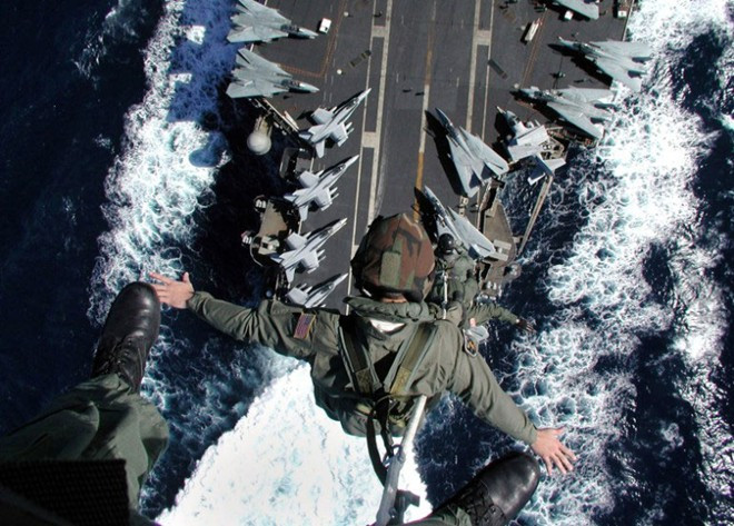 Trực thăng thả binh sĩ Mỹ xuống tàu USS John F. Kennedy (CV-67) trong cuộc tập trận năm 2002. Nó là hàng không mẫu hạm duy nhất thuộc lớp tàu sân bay cùng tên. Tàu bị loại khỏi biên chế Hải quân Mỹ năm 2007.