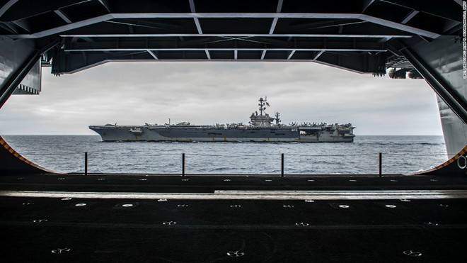 USS George Washington (CVN-73), hàng không mẫu hạm lớp Nimitz, được quan sát từ tàu sân bay cùng lớp USS Ronald Reagan (CVN-76) hôm 7/8 ngoài khơi California. Trong kế hoạch tập luyện kéo dài 10 ngày ở San Diego, Hải quân Mỹ tráo đổi thủy thủ đoàn hai tàu với nhau để kiểm tra khả năng vận hành các tàu khác trong lớp Nimitz của thủy thủ. Sau khóa huấn luyện, CVN-76 lên đường tới Nhật Bản còn CVN-73 về Virginia để đại tu.