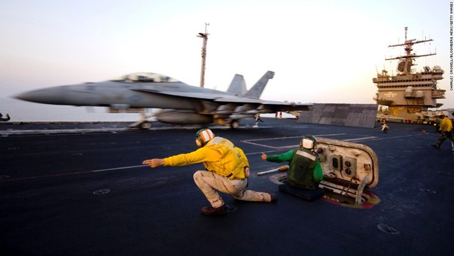 Chiến đấu cơ F/A-18 Hornet cất cánh trên USS Enterprise (CVN-65) năm 2007. Đây là tàu sân bay hạt nhân đầu tiên trên thế giới. Nó ngừng hoạt động năm 2012. Giống USS John F. Kennedy, USS Enterprise là tàu duy nhất trong lớp cùng tên.