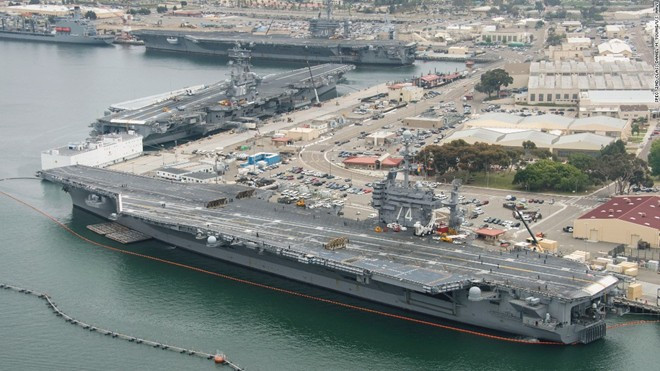 Tàu USS Carl Vinson (CVN-70) nằm ở phía trên cùng, USS John C. Stennis (CVN-74) xếp ở giữa và USS Ronald Reagan (CVN-76) ở cuối cùng khi tập trung tại căn cứ Naval Air Station Island, nằm trên bán đảo Coronado ở vịnh San Diego hôm 12/6. Vinson vừa trở về sau 10 tháng làm nhiệm vụ, Reagan chuẩn bị tới Nhật Bản trong khi Stennis chờ lệnh sau khi rời cảng ở Bremerton, Washington.