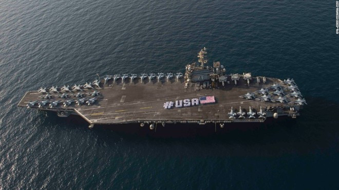 Thủy thủ trên tàu USS Theodore Roosevelt (CVN-71), hàng không mẫu hạm thứ 4 thuộc lớp Nimitz, xếp hình #USA và quốc kỳ Mỹ ở Vịnh Ba Tư cuối tháng 6. Đây là một trong những huyết mạch hàng hải thế giới, nơi lượng lớn dầu mỏ được vận chuyển qua. Mỹ cần duy trì sự hiện diện trong khu vực nhằm đảm bảo an ninh và sự thông suốt của tuyến đường.