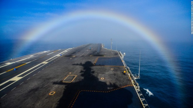 Cầu vồng bao quanh tàu USS John C. Stennis (CVN-74) khi nó hoạt động trên Thái Bình Dương hôm 3/2.