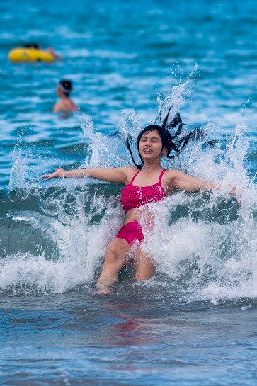 Hoàng My chia sẻ: Biển là đề tài em rất yêu quý, bởi biển không chỉ làm dịu mát, còn ẩn trong đó sự mặn mòi của tấm long người dân Đà Nẵng.