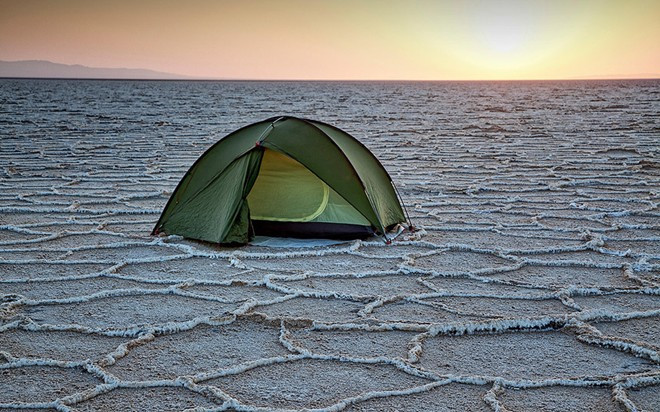 Dasht-e Kavir, Iran: Sa mạc nằm ở đông bắc miền Trung Iran rộng 390 km2, bề mặt phủ một lớp tinh thể muối do thiếu mưa. Các cộng đồng người chủ yếu sống ở rìa sa mạc, với nhiệt độ mùa hè thường xuyên lên tới trên 50 độ C.