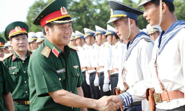 Thượng tướng Phương Minh Hòa thăm hỏi, động viên, tặng quà các lực lượng hợp luyện tập diễu binh, diễu hành tại Miếu Môn và Hòa Lạc.