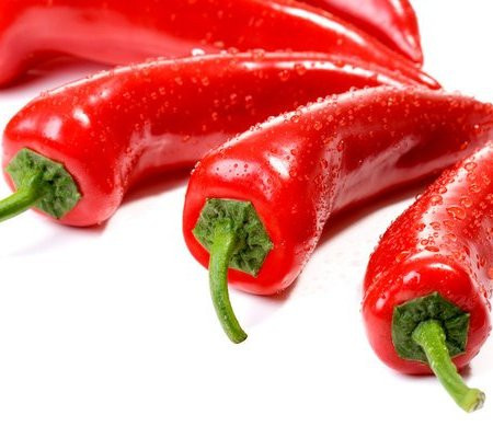 1 chén ớt chuông đỏ xắt nhỏ chứa lượng vitamin C nhiều gấp gần 3 lần so với 1 quả cam 190mg.
