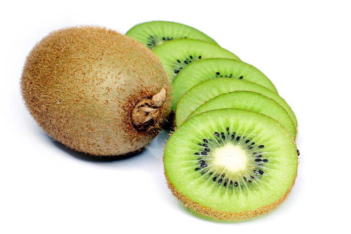 Kiwi là loại quả có vị ngọt nhẹ, hương thơm mát dễ chịu và rất giàu vitamin C, và cũng có nhiều kali hơn chuối! Người ta thường thái lát kiwi để làm món salad trái cây, có thể kết hợp với dâu tây.