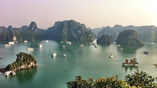 Vịnh Hạ Long được bình chọn là một trong những kỳ quan thiên nhiên mới của thế giới và là điểm đến được các du khách quốc tế yêu thích. Hiện nay, với dịch vụ du thuyền 5 sao, du khách có thể trải nghiệm Hạ Long theo cách tiện nghi và thoải mái nhất. Ảnh: Dailytelegraph.