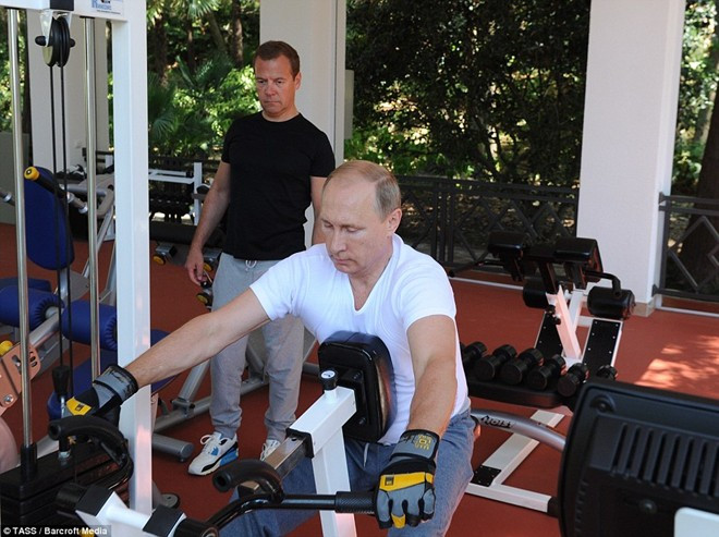Putin tập bài mà Medvedev vừa trải qua. Ảnh: TASS.