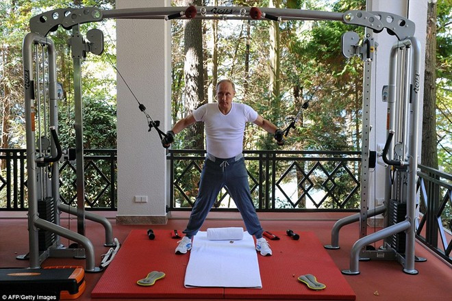 Đương kim Tổng thống Putin tập luyện trong phòng gym ở Bocharov Ruchei, dinh thự nghỉ dưỡng mùa hè dành cho tổng thống tại thành phố Sochi hôm 30/8. Ở tuổi ngoài 60, ông vẫn sở hữu thân hình khỏe mạnh. Ảnh: Getty Images.