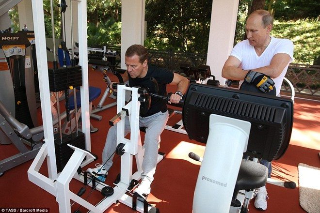Thủ tướng Nga Dmitry Medvedev cùng tập với Putin. Ảnh: TASS.
