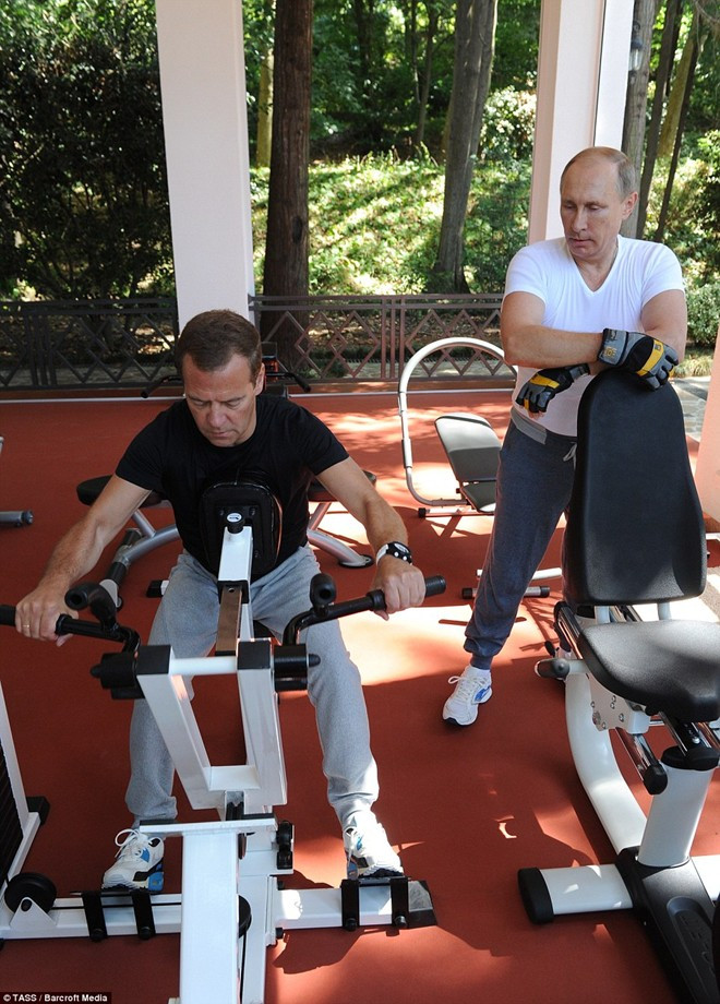 Ông Medvedev tập trung vào tập luyện trong khi Putin quan sát. Tổng thống Nga là người yêu thích và có năng khiếu thể thao, đặc biệt trong môn võ Judo và bơi lội. Thủ tướng Nga cũng tích cực tập thể thao và ông thường chơi cầu lông. Ảnh: TASS.