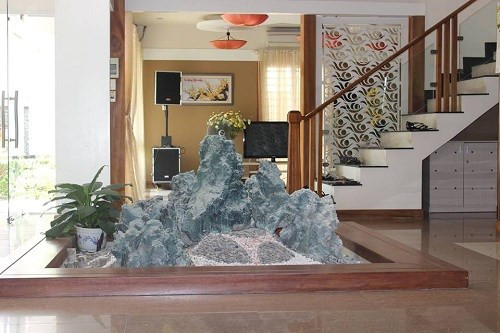 So sánh với chất lượng công trình được xây bằng gạch, xi măng như bình thường, anh Mỹ khẳng định: “Tôi đã tham khảo kỹ về những tài liệu làm nhà từ container. Ở nước ngoài, mô hình này phát triển và được áp dụng khá rộng rãi. Container khi vận chuyển hàng hóa trên biển phải chịu nhiều va đập, bị nước biển ăn mòn thì niên hạn sử dụng là 30 năm. Còn trên đất liền, hạn dùng của container theo tôi là vĩnh cửu”.