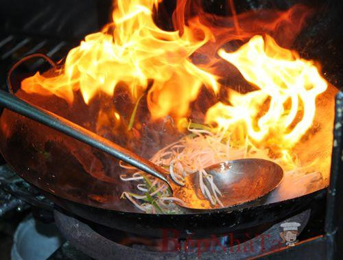 Các nhà khoa học đã xét nghiệm và chứng minh trường hợp của bà Tay mắc bệnh ung thư phổi là do nấu nướng. Cụ thể là việc thường xuyên dùng chảo để xào rán thức ăn chính là nguyên nhân làm gia tăng các chất gây ung thư trong cơ thể của bà Tay.