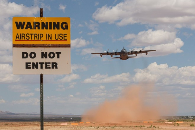 Ưu điểm nổi bật của C-130 là có thể hoạt động ở những đường băng dã chiến. Điều này làm tăng sự linh hoạt trong các nhiệm vụ vận tải. C-130 là sản phẩm của tập đoàn Lockheed (nay là Lockheed Martin) chế tạo cho quân đội Mỹ và xuất khẩu rộng rãi trên khắp thế giới.